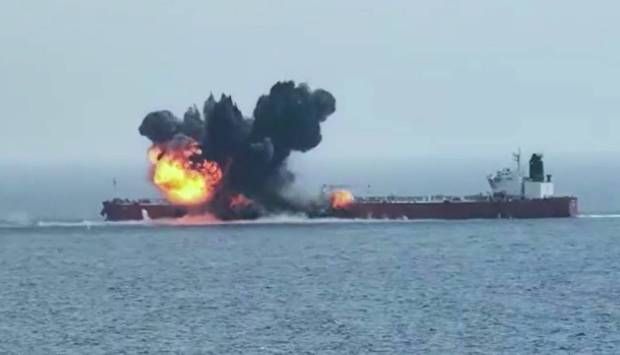 بعد هجوم حوثي.. رصد بقعة نفطية في البحر الأحمر قبالة السواحل اليمنية