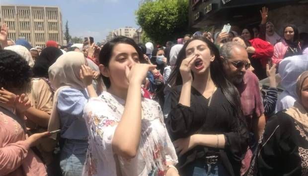 رغم صعوبة الامتحانات.. الطلاب يودعون الثانوية العامة بالطبل والزغاريد