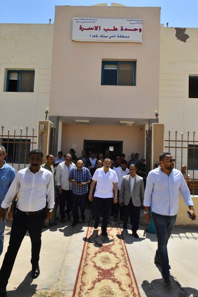 محافظ أسيوط للمواطنين بحي شرق: "أنا هنا علشانكم وتحت أمركم طوال 24 ساعة"