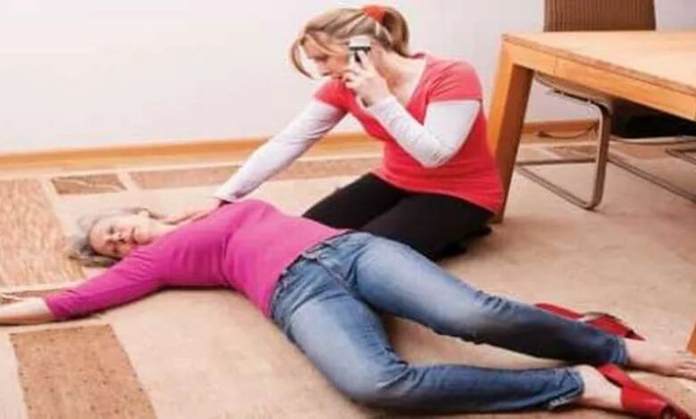 هذه الأم وجدت“ذاكرة” في ملابس ابنها المتوفى حديثا وعندما شاهدت ما بداخله كانت الصدمة القاتلة ..اتفرج