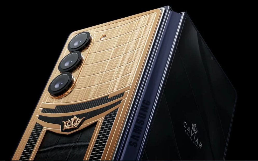 الكشف عن هواتف سامسونج مزينة بالذهب عيار 18 وجلد التمساح..اتفرج