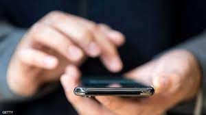 بكل جرأة ..فتاة سعودية تعطي جوالها للناس في وسط الشارع وتباغتهم بطلب صادم..اتفرج