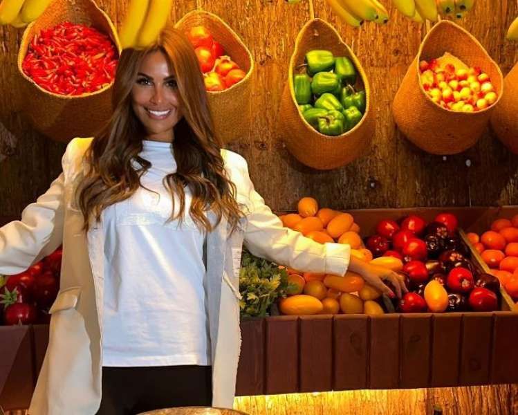 شاهد.. إطلالة أنيقة للفنانة مي سليم