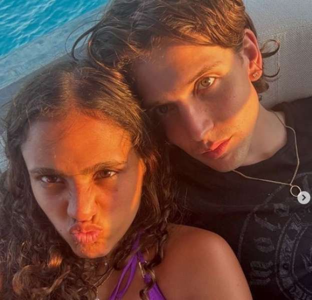 جنا عمرو دياب تقضي العطلة الصيفية في مصر