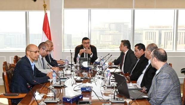 وزير الإسكان يتابع تنفيذ عدد من المشروعات العقارية بالقاهرة الجديدة