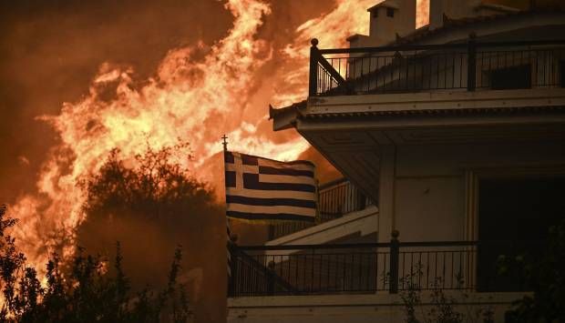 موجة حارة تشعل 48 حريقا في اليونان.. والحكومة تضطر لإغلاق الأماكن السياحية