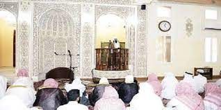 إمام مسجد سعودي تفاجأ بالمصلين ينظرون إليه ويضحكون بعدما اعتلى المنبر دون أن يعرف السبب الصادم!..اتفرج