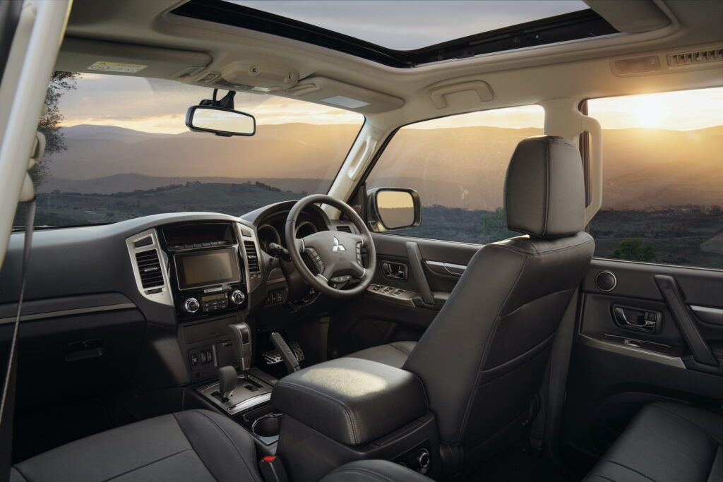 محطمة تويوتا لاندكروزر برادو 2024 .. الكشف عن الأسطورة سيارة ميتسوبيشي باجيرو 2027 بتصميم خرافي جننت العقول !