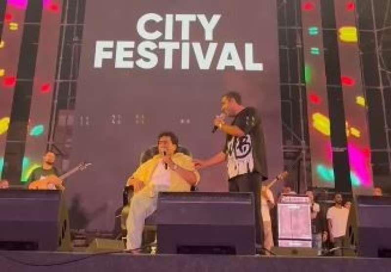 شاهد.. أحمد عدوية وابنه يشعلان حفل شبين الكوم