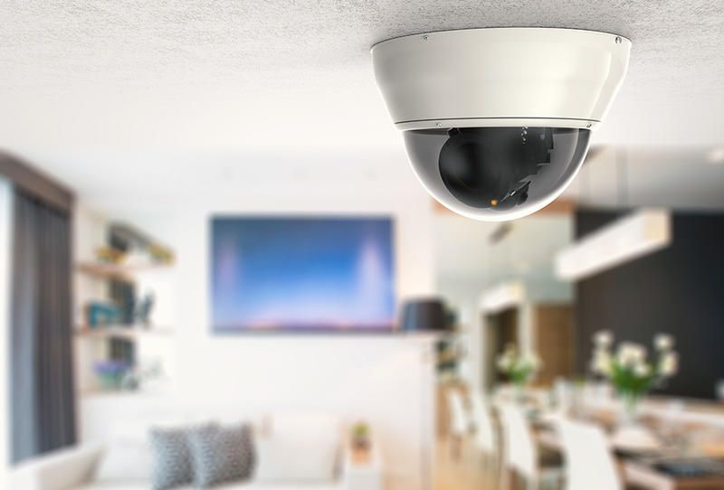 اتفرج سعودي يدخل بنوبة جنون بعد ان ثبت كاميرا مراقبة في غرفة نومه وشاهد ما يشيب له الرأس