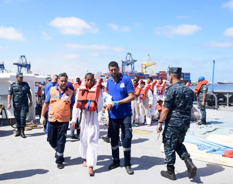 القوات البحرية تنجح فى إنقاذ مركب هجرة غير شرعية على متنها (31)...