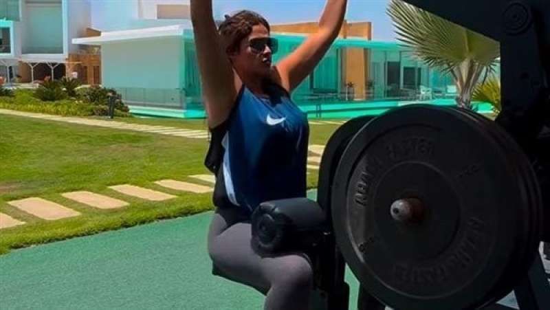ياسمين عبد العزيز تتصدر التريند بعد ظهورها برشاقة ملحوظة في الجيم