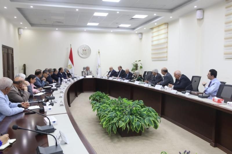 وزير التعليم العالي يعقد اجتماعًا مع ممثلي الوزارة بالجامعات الخاصة والأهلية وأفرع...