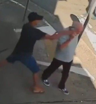 شاب يسرق هاتف مسن أثناء مكالمة هاتفية.. وعند فراره تفاجأ بشيء لم يخطر بباله!..اتفرج الصدمة