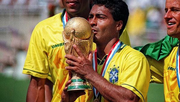 قبل ميدو.. أشهر 10 لاعبين عادوا من الاعتزال بينهم هداف مونديالي وعائد بعمر 58 عامًا