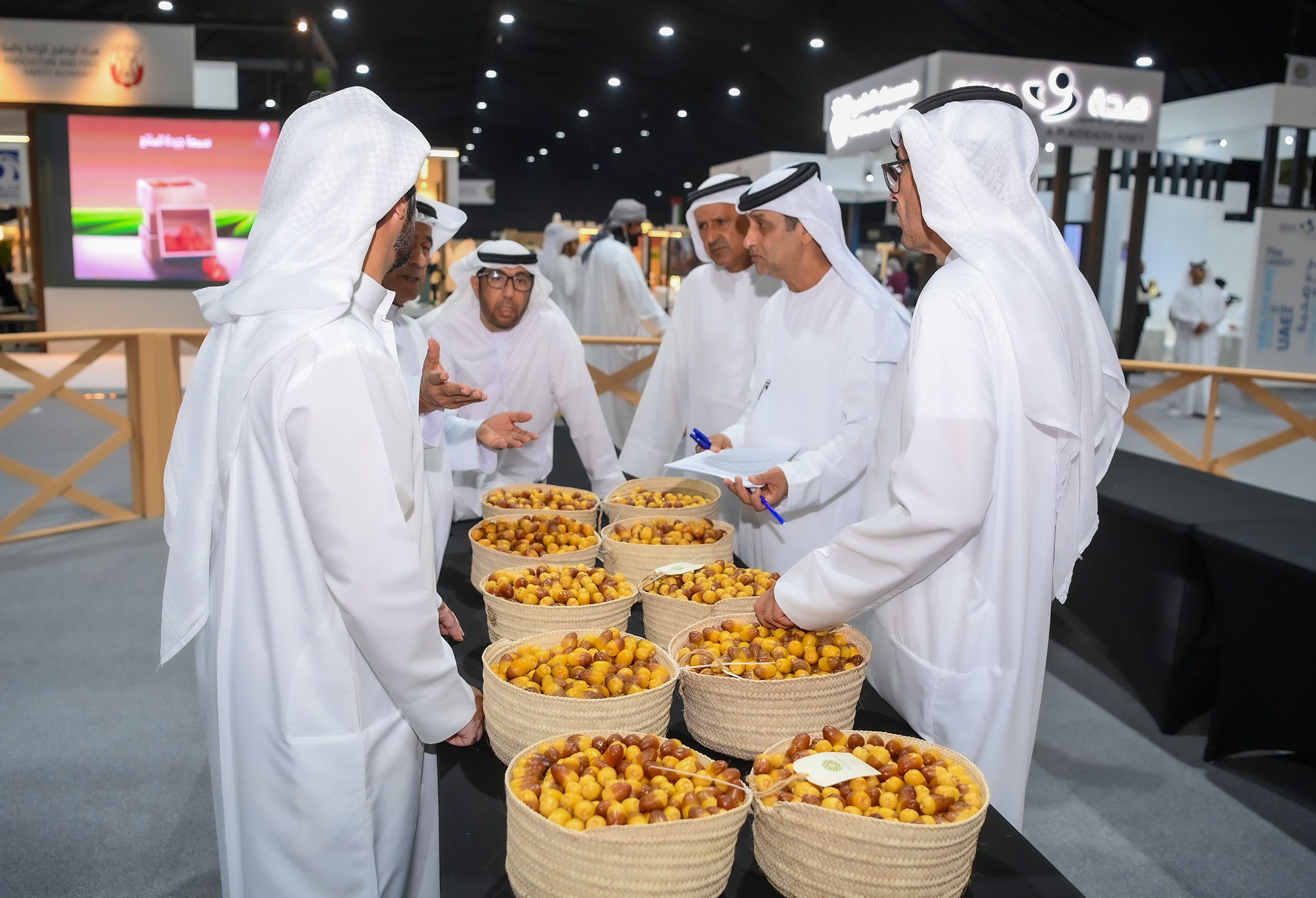 منافسة وتحدٍ بين المزارعين في مسابقات مهرجان ليوا للرطب