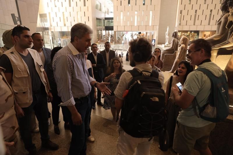 وزير السياحة والآثار يلتقي بمجموعة من الزائرين والسائحين الأجانب خلال تواجدهم بمنطقة...