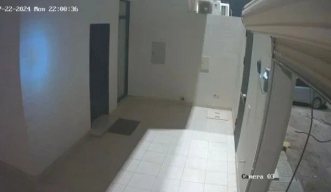 سعودي عاد لمنزله فوجد باب كراج السيارة مفتوح.. وعند مراجعة كاميرا المراقبة كانت المفاجأة!..اتفرج