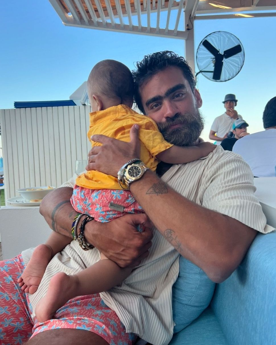 محمد مكاوي يشارك جمهوره بصورة له مع ابنه: "الدنيا"