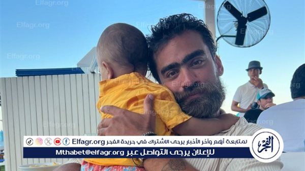 محمد مكاوي يشارك جمهوره بصورة له مع ابنه: "الدنيا"