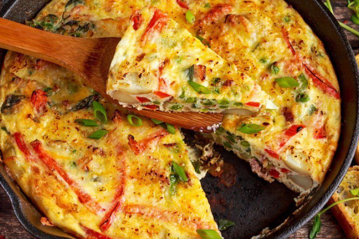 شاهد .. ألذ عشا خفيف وسريع.. عجة البطاطس الاقتصادية بألذ خلطة وبطعم لا يقاوم مش هتاخد منك وقت خالص