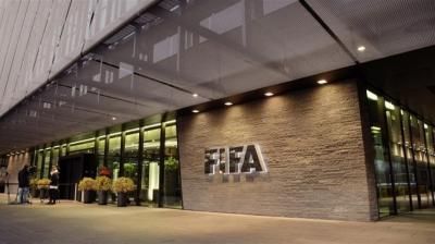 فيفا يحظر تسجيل اللاعبين في 5 أندية عراقية