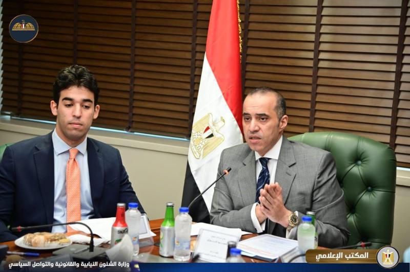 وزير الشئون النيابية يعقد لقاءًا مع مجموعة من الشباب في مناصب مختلفة...