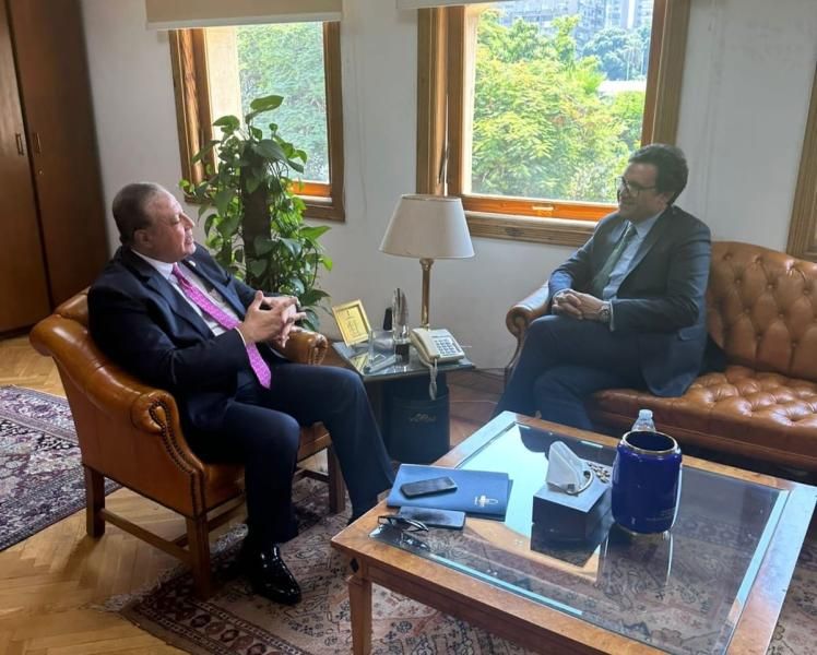 وزير الثقافة يُهنئ الدكتور هشام عزمي لاختياره رئيسًا لمجلس إدارة الجهاز المصري...