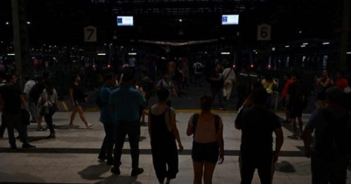 انقطاع الكهرباء كليا عن جميع الأراضى اللبنانية بما فيها المرافق الأساسي