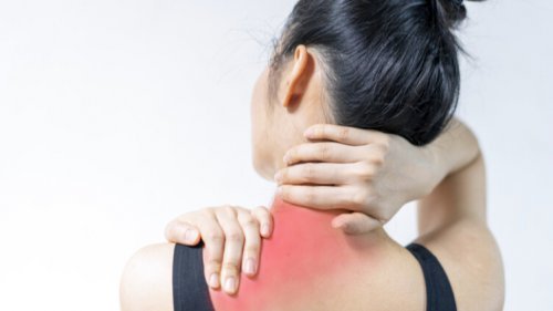 آلام مؤخرة الرقبة قد تشير إلى مشكلة صحية خطيرة مثل الانزلاق الغضروفي أو التهاب السحايا.. كيف تقي نفسك