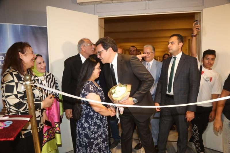 وزير الثقافة يفتتح أول معرض للفنانة ”مريم وجيه” ويوجه بعرض أعمالها بمبنى...