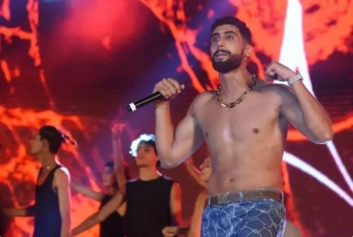 غناء بعبارات سوقية .. مغني يثير الجدل بعد نزع ملابسه على المسرح