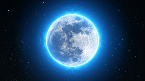 عاجل الليلة الأرض على موعد مع القمر الازرق الخائن والعملاق.. ولكن لماذا وصف بالخائن؟