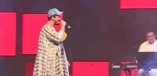 بعد تعرضه للسخرية .. لمجرد ارتدى جلباب مغربي وليس فستان