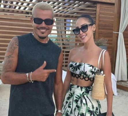 بسمة بوسيل برفقة عمرو دياب على البحر