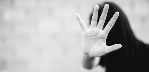 لاعب شهير يعتدي بالضرب على زوجته .. فيديو