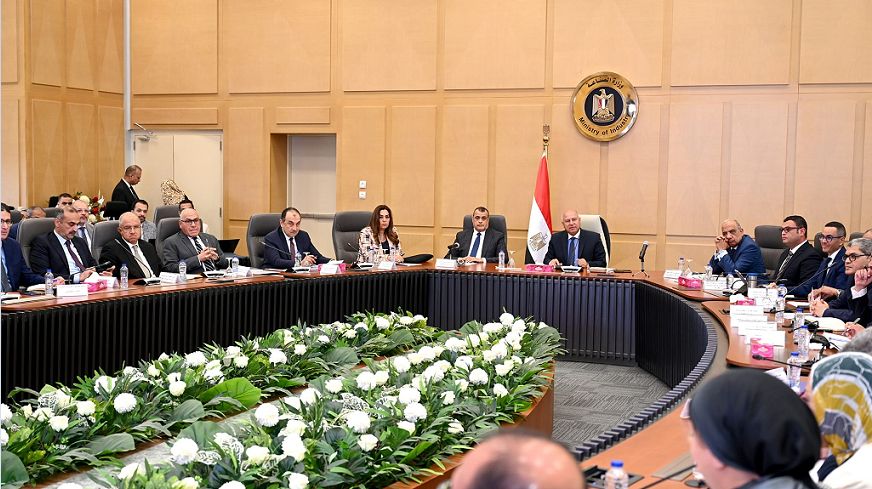 كامل الوزير: أراضي صناعية جديدة لتوطين صناعة الملابس الجاهزة