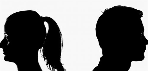 احذفوا صورنا .. نجم كرة قدم شهير ينفصل عن زوجته