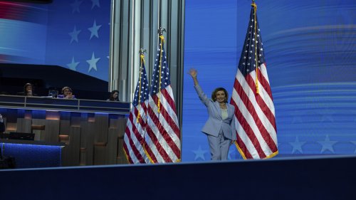 بنطال بيلوسي يشعل ضجة على مواقع التواصل .. فيديو