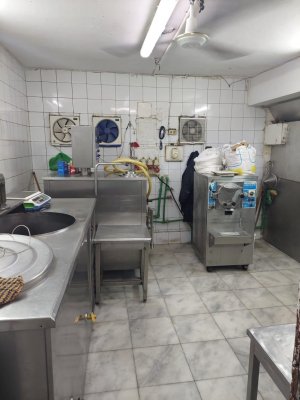 السعودية: اقتحام وإغلاق مصنع حلويات شهير في مكة وسحب جميع منتجاته.. ما وجدوا فيه كان صادماً للغاية