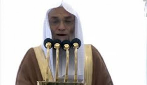 خطيب المسجد الحرام يُحذر الجميع من الضحك المذموم