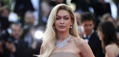 جيجي حديد تشارك متابعيها بصور جديدة مع ابنتها