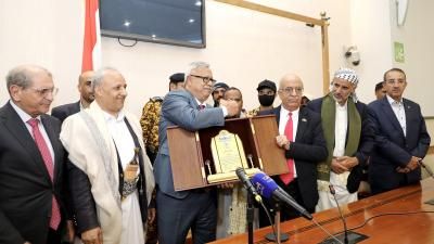 أخبار اليمن : رئيس الوزراء الرهوي يكرم بن حبتور
