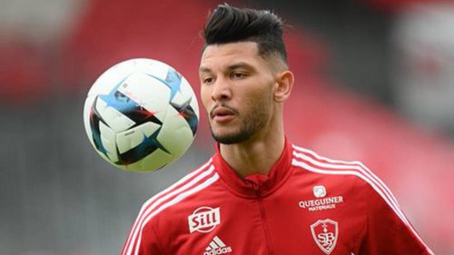 رسميًا.. أشرف داري يصل القاهرة لتوقيع عقده مع الأهلي| "تفاصيل الصفقة والإجراءات المقبلة"