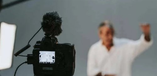 اشتباك بالأيدي وشتائم بين مخرج وفنان معروف