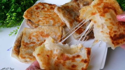 فطيرة الطاسة السريعة.. وجبة عشاء لذيذة مع الشاي بمكونات اقتصادية متوفرة بكل بيت