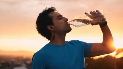 أخبار اليمن : ماذا يحدث لجسمك عند شرب الماء واقفاً؟