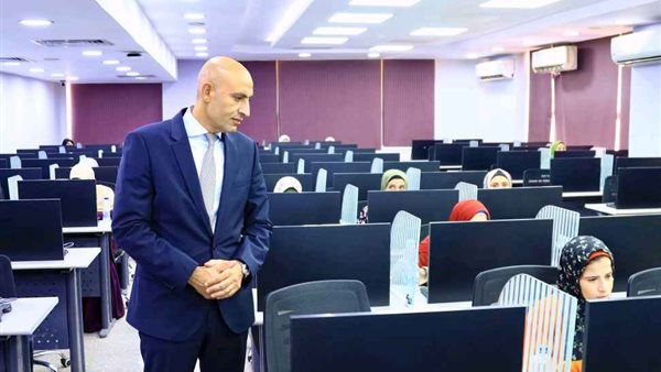وزير التعليم يتفقد أعمال امتحان المتقدمين في مسابقة شغل وظائف "معلم مساعد مادة"