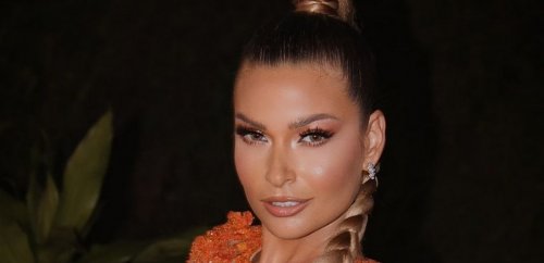 باميلا الكيك بإطلالة عفوية برفقة مصمم أزياء