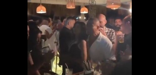 عمرو دياب يعانق حسناء سعودية .. من هي